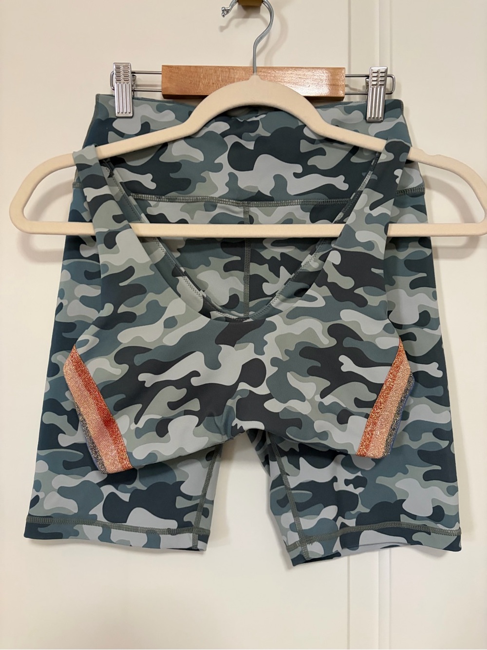 🧘🏽♀️🌈2-Piece Matching Camo Bike Shorts & Glitter sports bra Set